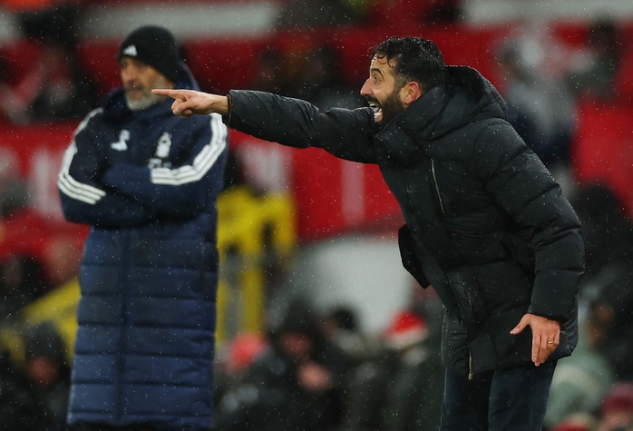 Man United thua sốc Nottingham Forest, HLV Ruben Amorim nói lời gan ruột- Ảnh 1. Man United thua sốc Nottingham Forest, HLV Ruben Amorim nói lời gan ruột- Ảnh 1.