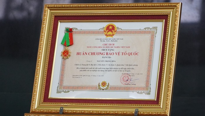 Những hình ảnh tại lễ tang 12 liệt sĩ hy sinh trong thực hiện nhiệm vụ diễn tập- Ảnh 12. Những hình ảnh tại lễ tang 12 liệt sĩ hy sinh trong thực hiện nhiệm vụ diễn tập- Ảnh 12.
