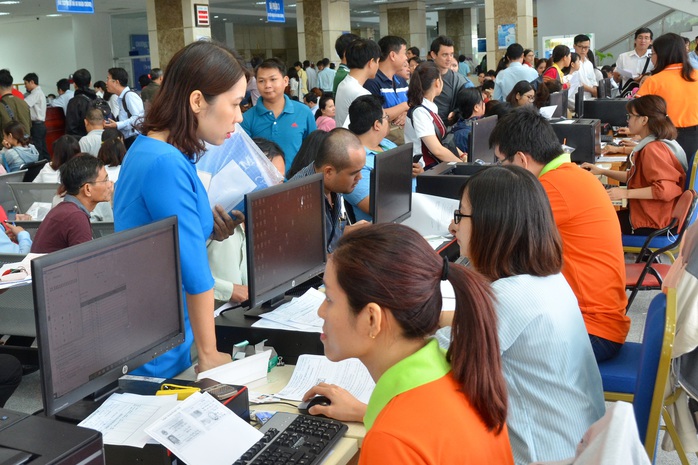 Cán bộ Cục Thuế TP HCM hỗ trợ người dân làm thủ tục thuếẢnh: TẤN THẠNH Cán bộ Cục Thuế TP HCM hỗ trợ người dân làm thủ tục thuếẢnh: TẤN THẠNH