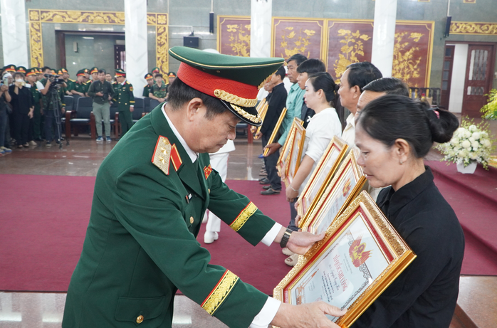 Những hình ảnh tại lễ tang 12 liệt sĩ hy sinh trong thực hiện nhiệm vụ diễn tập- Ảnh 3. Những hình ảnh tại lễ tang 12 liệt sĩ hy sinh trong thực hiện nhiệm vụ diễn tập- Ảnh 3.