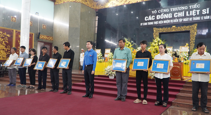 Những hình ảnh tại lễ tang 12 liệt sĩ hy sinh trong thực hiện nhiệm vụ diễn tập- Ảnh 7. Những hình ảnh tại lễ tang 12 liệt sĩ hy sinh trong thực hiện nhiệm vụ diễn tập- Ảnh 7.