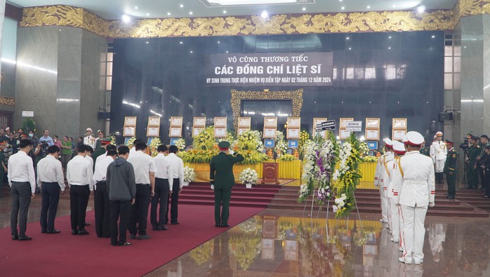 Những hình ảnh tại lễ tang 12 liệt sĩ hy sinh trong thực hiện nhiệm vụ diễn tập- Ảnh 1. Những hình ảnh tại lễ tang 12 liệt sĩ hy sinh trong thực hiện nhiệm vụ diễn tập- Ảnh 1.