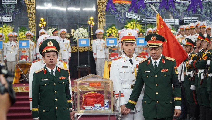Tiễn đưa 12 liệt sĩ hy sinh trong diễn tập về nơi an nghỉ cuối cùng- Ảnh 5. Tiễn đưa 12 liệt sĩ hy sinh trong diễn tập về nơi an nghỉ cuối cùng- Ảnh 5.