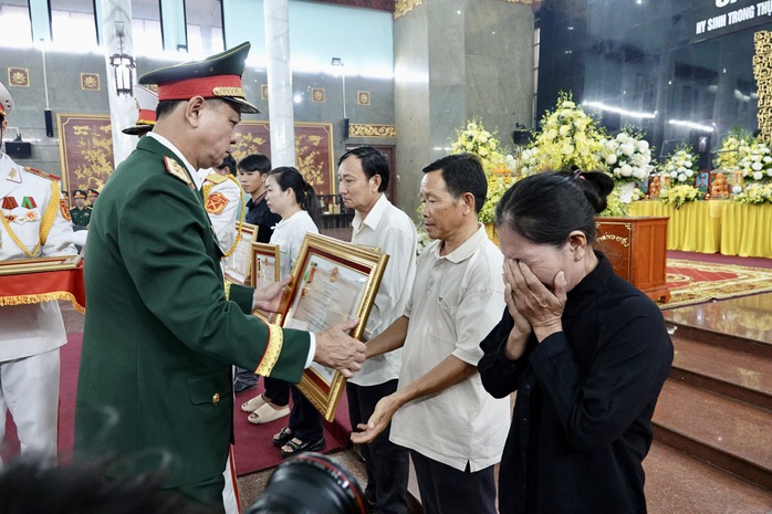 Những hình ảnh tại lễ tang 12 liệt sĩ hy sinh trong thực hiện nhiệm vụ diễn tập- Ảnh 2. Những hình ảnh tại lễ tang 12 liệt sĩ hy sinh trong thực hiện nhiệm vụ diễn tập- Ảnh 2.