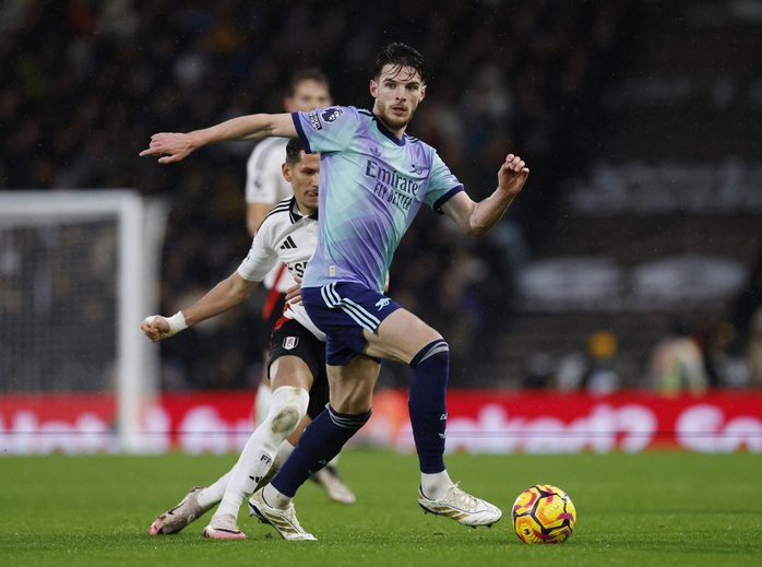 Arsenal bị ngáng chân ở Craven Cottage, lỡ cơ hội áp sát Liverpool - Ảnh 1. Arsenal bị ngáng chân ở Craven Cottage, lỡ cơ hội áp sát Liverpool - Ảnh 1.