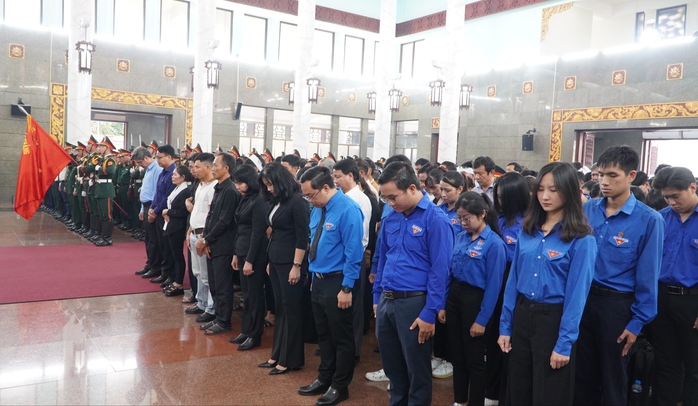 Tiễn đưa 12 liệt sĩ hy sinh trong diễn tập về nơi an nghỉ cuối cùng- Ảnh 3. Tiễn đưa 12 liệt sĩ hy sinh trong diễn tập về nơi an nghỉ cuối cùng- Ảnh 3.