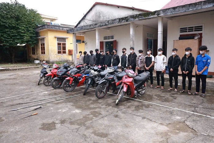 Nhóm "quái xế" mang theo dao phóng lợn, gây thương tích cho người đi đường- Ảnh 1. Nhóm "quái xế" mang theo dao phóng lợn, gây thương tích cho người đi đường- Ảnh 1.