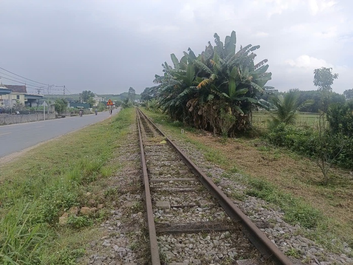 VIDEO: Tuyến đường sắt dài 32 km bỏ hoang suốt 12 năm- Ảnh 4. VIDEO: Tuyến đường sắt dài 32 km bỏ hoang suốt 12 năm- Ảnh 4.