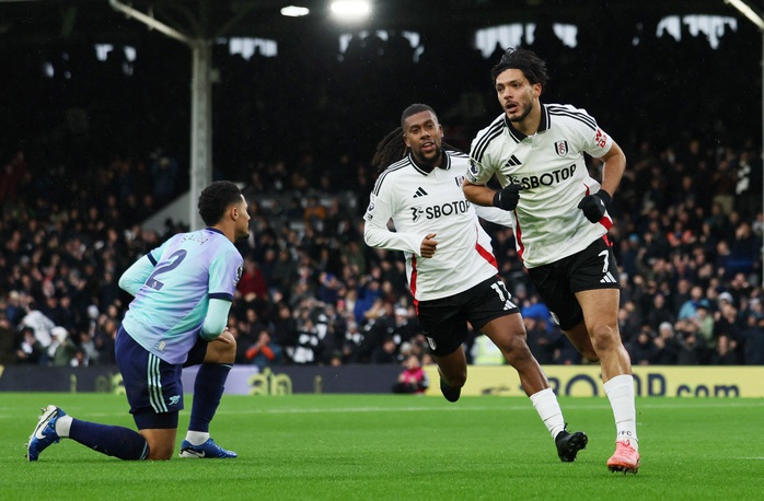 Arsenal bị ngáng chân ở Craven Cottage, lỡ cơ hội áp sát Liverpool - Ảnh 2. Arsenal bị ngáng chân ở Craven Cottage, lỡ cơ hội áp sát Liverpool - Ảnh 2.