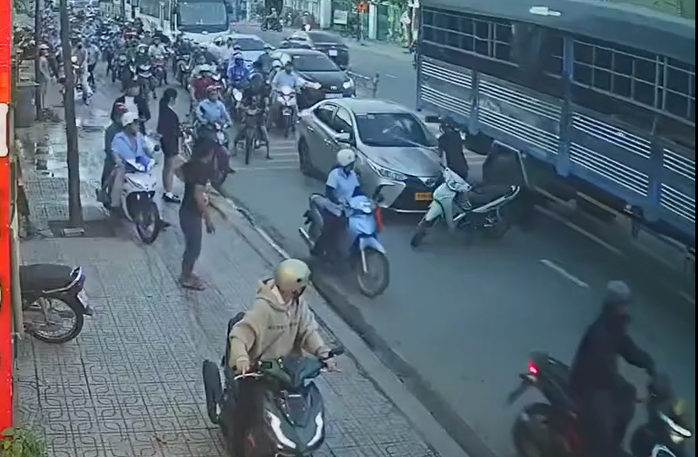 Tạm giữ đối tượng đập phá ô tô khi va chạm trên đường gây xôn xao mạng xã hội - Ảnh 1. Tạm giữ đối tượng đập phá ô tô khi va chạm trên đường gây xôn xao mạng xã hội - Ảnh 1.