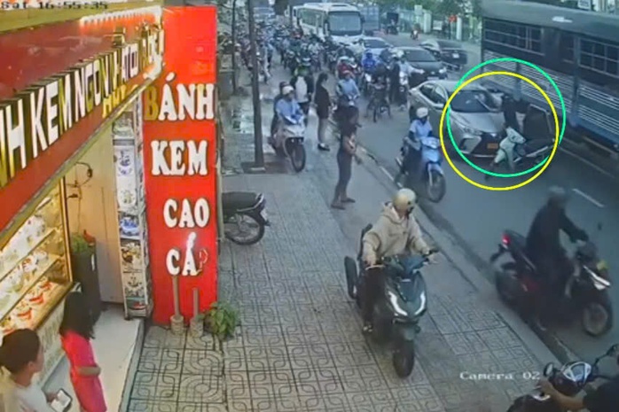 Cộng đồng mạng nói cần xử nghiêm người đàn ông chặn đầu ô tô, đập ô tô- Ảnh 1. Cộng đồng mạng nói cần xử nghiêm người đàn ông chặn đầu ô tô, đập ô tô- Ảnh 1.