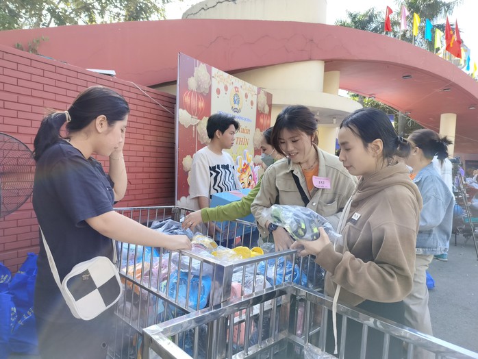 Công nhân "đau đầu" với chi tiêu Tết- Ảnh 2. Công nhân "đau đầu" với chi tiêu Tết- Ảnh 2.