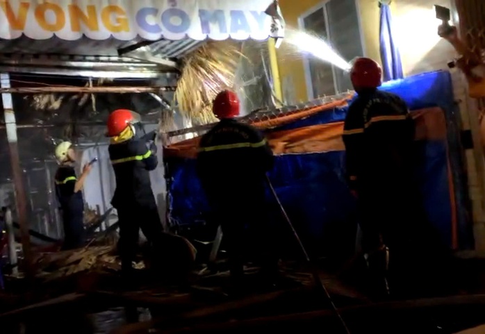 Cháy quán cà phê võng lúc rạng sáng ở Thủ Đức- Ảnh 1. Cháy quán cà phê võng lúc rạng sáng ở Thủ Đức- Ảnh 1.