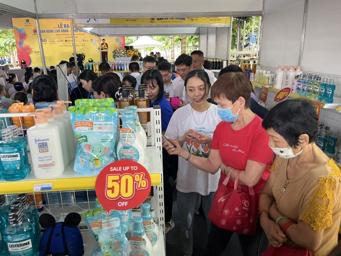 Người tiêu dùng TP HCM mua sắm tại chương trình bán hàng lưu động hồi tháng 8-2024 Người tiêu dùng TP HCM mua sắm tại chương trình bán hàng lưu động hồi tháng 8-2024
