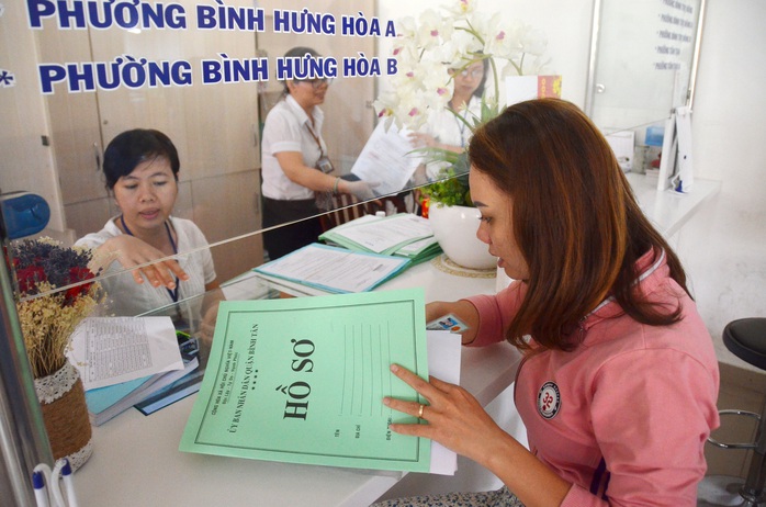 Cán bộ UBND quận Bình Tân, TP HCM giải quyết thủ tục hành chínhẢnh: TẤN THẠNH Cán bộ UBND quận Bình Tân, TP HCM giải quyết thủ tục hành chínhẢnh: TẤN THẠNH