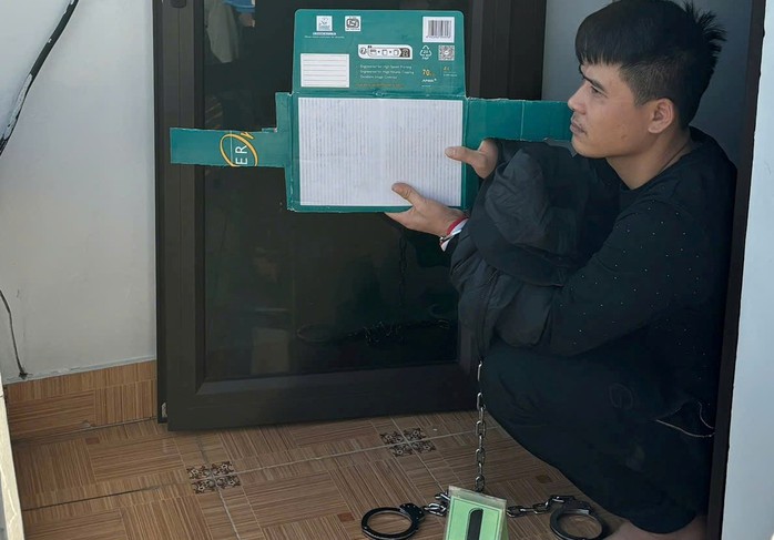Bắt nghi phạm nổ súng bắn hỏng 2 mắt camera nhà hàng xóm- Ảnh 1. Bắt nghi phạm nổ súng bắn hỏng 2 mắt camera nhà hàng xóm- Ảnh 1.