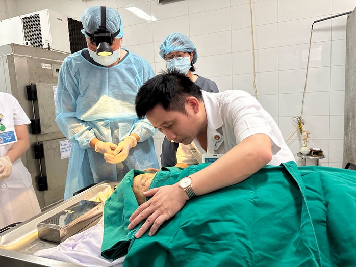Bác sĩ Nguyễn Lê Trung ôm mẹ trong nỗi xúc động nghẹn ngào. Ảnh: MINH ĐỨC Bác sĩ Nguyễn Lê Trung ôm mẹ trong nỗi xúc động nghẹn ngào. Ảnh: MINH ĐỨC