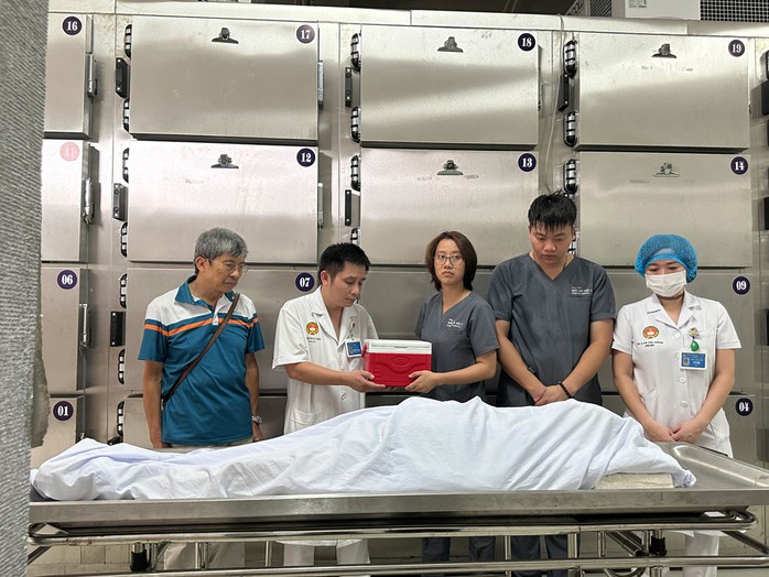 Kỹ thuật viên của Ngân hàng Mô thu nhận giác mạc hiến tặng của bà L.T.H.M từ bác sĩ Nguyễn Lê Trung. Ảnh: MINH ĐỨC Kỹ thuật viên của Ngân hàng Mô thu nhận giác mạc hiến tặng của bà L.T.H.M từ bác sĩ Nguyễn Lê Trung. Ảnh: MINH ĐỨC
