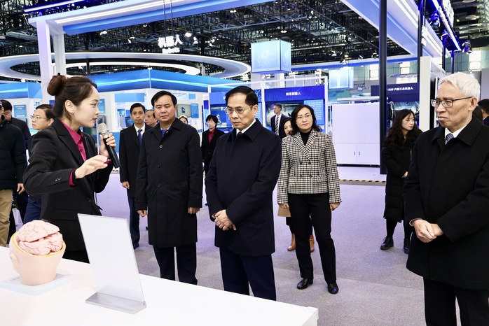 Phó Thủ tướng, Bộ trưởng Bộ Ngoại giao Bùi Thanh Sơn và đoàn công tác nghe giới thiệu về công nghệ dùng chip tầm soát tín hiệu từ não bộ tại Khu Công nghiệp Công nghệ cao Trung Quan ThônẢnh: VGP Phó Thủ tướng, Bộ trưởng Bộ Ngoại giao Bùi Thanh Sơn và đoàn công tác nghe giới thiệu về công nghệ dùng chip tầm soát tín hiệu từ não bộ tại Khu Công nghiệp Công nghệ cao Trung Quan ThônẢnh: VGP