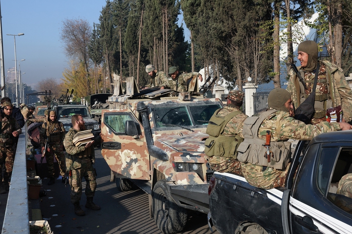 Lực lượng đối lập trên đường phố thủ đô Damascus - Syria hôm 9-12Ảnh: Reuters Lực lượng đối lập trên đường phố thủ đô Damascus - Syria hôm 9-12Ảnh: Reuters