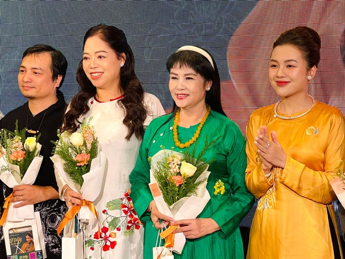 Ca sĩ Vũ Thùy Linh (bìa phải) và nhạc sĩ Lưu Quang Minh (bìa trái) trong buổi ra mắt album “Tiếng tơ đồng thánh thót”. Ảnh: LAN ANH Ca sĩ Vũ Thùy Linh (bìa phải) và nhạc sĩ Lưu Quang Minh (bìa trái) trong buổi ra mắt album “Tiếng tơ đồng thánh thót”. Ảnh: LAN ANH