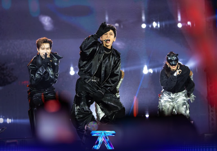 Hàng chục ngàn khán giả Hà Nội bùng nổ cùng "Say hi never say goodbye"- Ảnh 2. Hàng chục ngàn khán giả Hà Nội bùng nổ cùng "Say hi never say goodbye"- Ảnh 2.