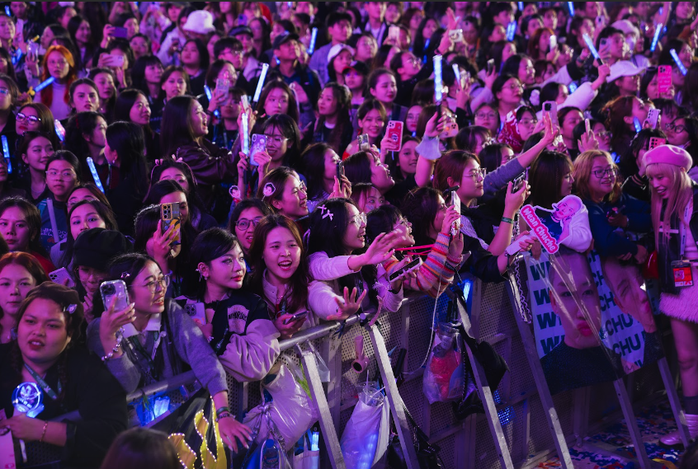 Hàng chục ngàn khán giả Hà Nội bùng nổ cùng "Say hi never say goodbye"- Ảnh 6. Hàng chục ngàn khán giả Hà Nội bùng nổ cùng "Say hi never say goodbye"- Ảnh 6.