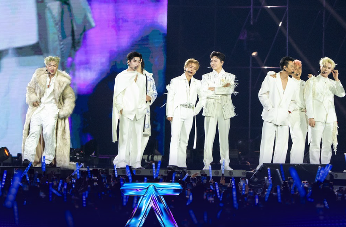 Hàng chục ngàn khán giả Hà Nội bùng nổ cùng "Say hi never say goodbye"- Ảnh 5. Hàng chục ngàn khán giả Hà Nội bùng nổ cùng "Say hi never say goodbye"- Ảnh 5.