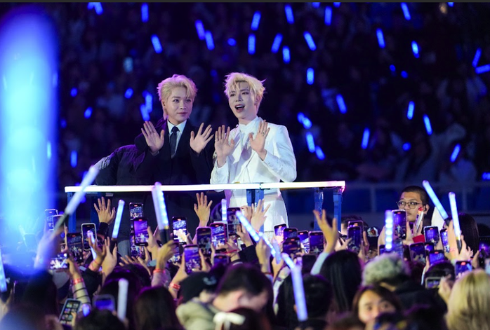 Hàng chục ngàn khán giả Hà Nội bùng nổ cùng "Say hi never say goodbye"- Ảnh 1. Hàng chục ngàn khán giả Hà Nội bùng nổ cùng "Say hi never say goodbye"- Ảnh 1.