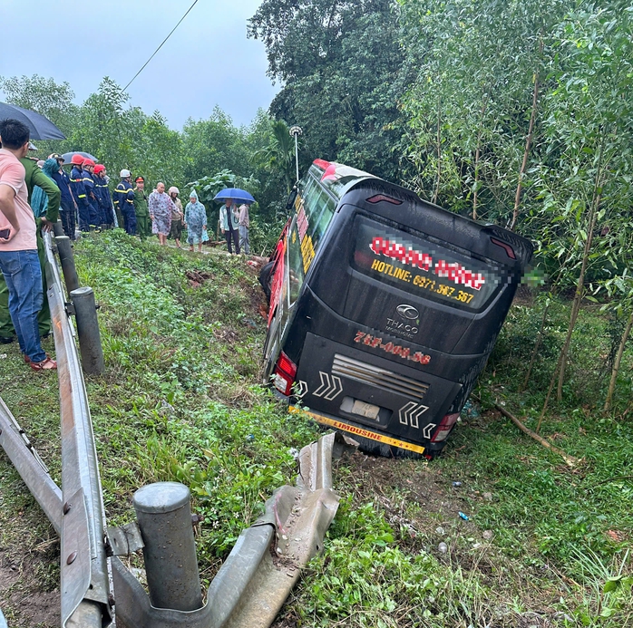 Xe ô tô khách gặp tai nạn, nhiều người bị thương- Ảnh 1. Xe ô tô khách gặp tai nạn, nhiều người bị thương- Ảnh 1.