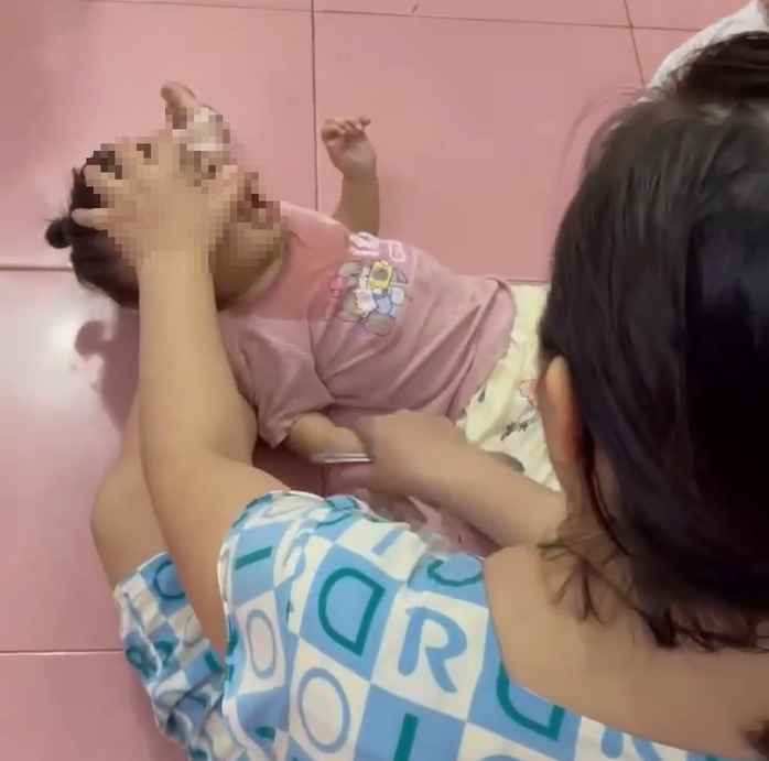 Phẫn nộ clip người phụ nữ bạo hành bé gái gây xôn xao mạng xã hội- Ảnh 1. Phẫn nộ clip người phụ nữ bạo hành bé gái gây xôn xao mạng xã hội- Ảnh 1.