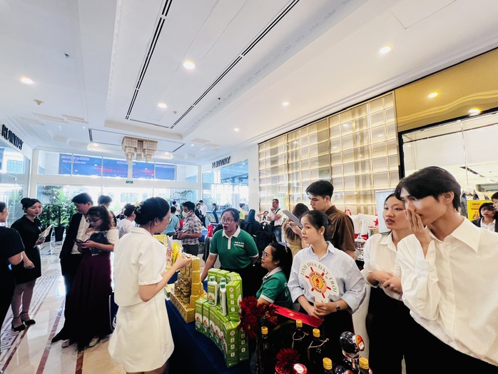 Hơn 100 doanh nghiệp tìm khách mua hàng Tết tại TP HCM- Ảnh 3. Hơn 100 doanh nghiệp tìm khách mua hàng Tết tại TP HCM- Ảnh 3.