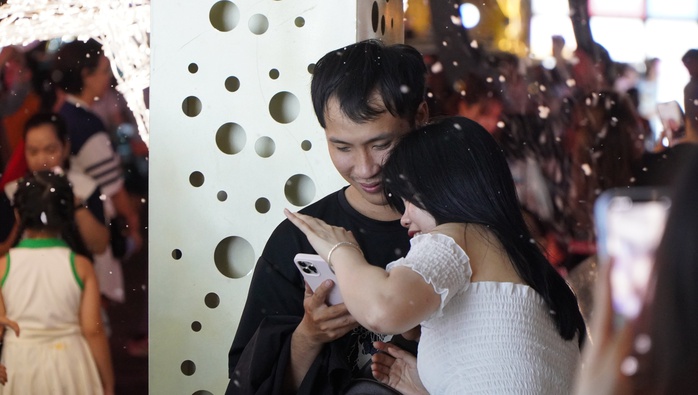 Nhộn nhịp check in “Con đường ánh sáng” tại Gigamall - Ảnh 8. Nhộn nhịp check in “Con đường ánh sáng” tại Gigamall - Ảnh 8.