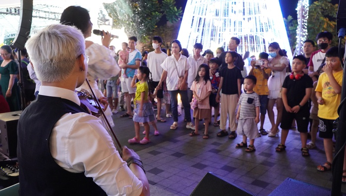 Nhộn nhịp check in “Con đường ánh sáng” tại Gigamall - Ảnh 10. Nhộn nhịp check in “Con đường ánh sáng” tại Gigamall - Ảnh 10.