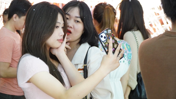 Nhộn nhịp check in “Con đường ánh sáng” tại Gigamall - Ảnh 9. Nhộn nhịp check in “Con đường ánh sáng” tại Gigamall - Ảnh 9.