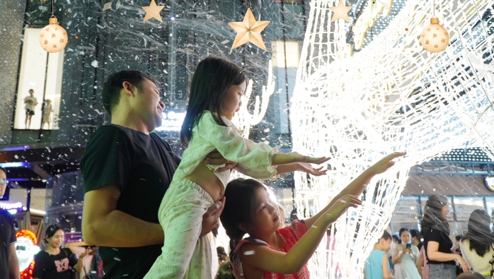 Nhộn nhịp check in “Con đường ánh sáng” tại Gigamall - Ảnh 5. Nhộn nhịp check in “Con đường ánh sáng” tại Gigamall - Ảnh 5.