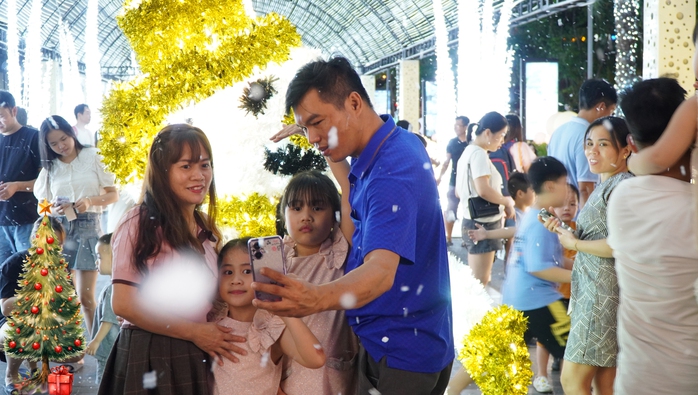 Nhộn nhịp check in “Con đường ánh sáng” tại Gigamall - Ảnh 2. Nhộn nhịp check in “Con đường ánh sáng” tại Gigamall - Ảnh 2.