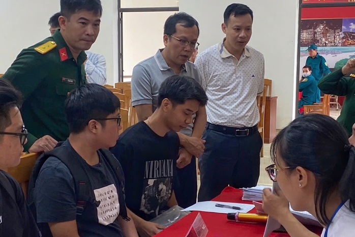 Xử lý nghiêm nhũng nhiễu, tiêu cực trong khám tuyển nghĩa vụ quân sự- Ảnh 1. Xử lý nghiêm nhũng nhiễu, tiêu cực trong khám tuyển nghĩa vụ quân sự- Ảnh 1.