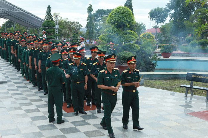 Bình Thuận an táng liệt sĩ hy sinh trong thực hiện nhiệm vụ diễn tập- Ảnh 3. Bình Thuận an táng liệt sĩ hy sinh trong thực hiện nhiệm vụ diễn tập- Ảnh 3.