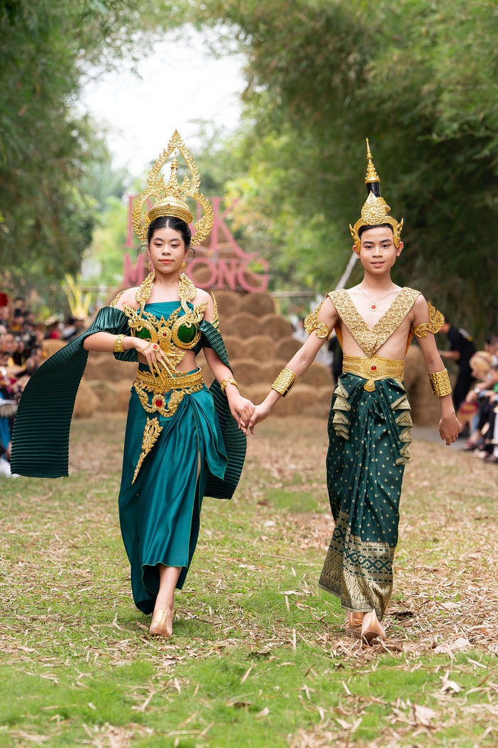 Thú vị những bộ cánh đậm văn hóa, đặc sản các tỉnh miền Tây Nam Bộ- Ảnh 7. Thú vị những bộ cánh đậm văn hóa, đặc sản các tỉnh miền Tây Nam Bộ- Ảnh 7.