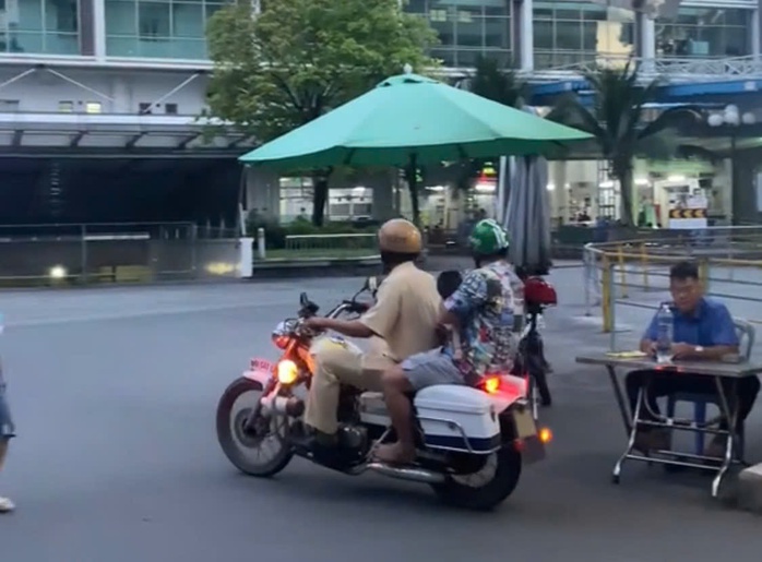 CLIP: CSGT dùng xe đặc chủng, mở còi hụ chở hai cha con đi cấp cứu - Ảnh 1. CLIP: CSGT dùng xe đặc chủng, mở còi hụ chở hai cha con đi cấp cứu - Ảnh 1.