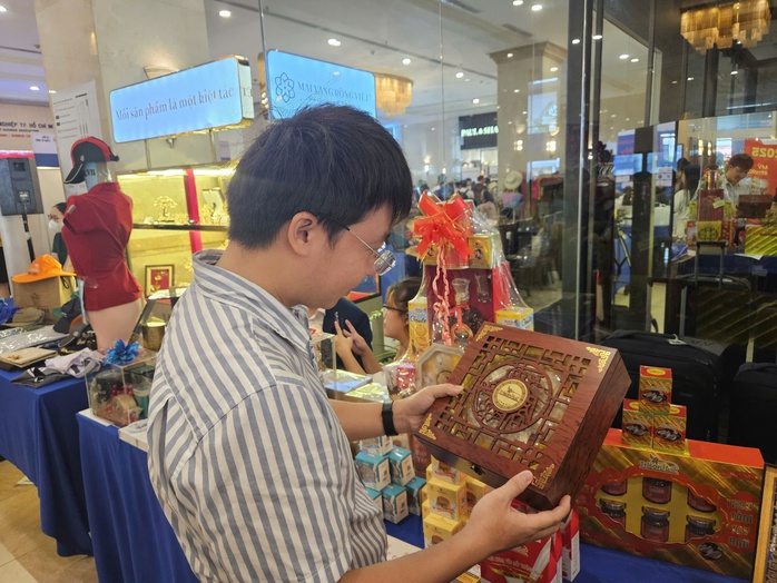 Hơn 100 doanh nghiệp tìm khách mua hàng Tết tại TP HCM- Ảnh 1. Hơn 100 doanh nghiệp tìm khách mua hàng Tết tại TP HCM- Ảnh 1.