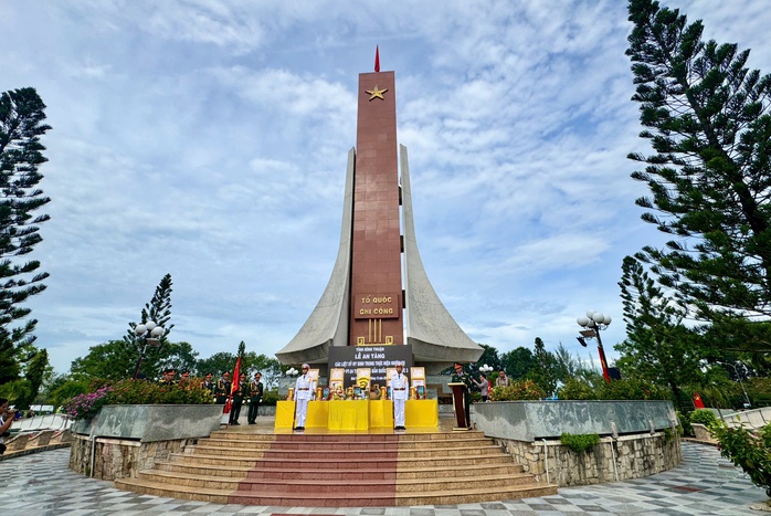 Bình Thuận an táng liệt sĩ hy sinh trong thực hiện nhiệm vụ diễn tập- Ảnh 1. Bình Thuận an táng liệt sĩ hy sinh trong thực hiện nhiệm vụ diễn tập- Ảnh 1.