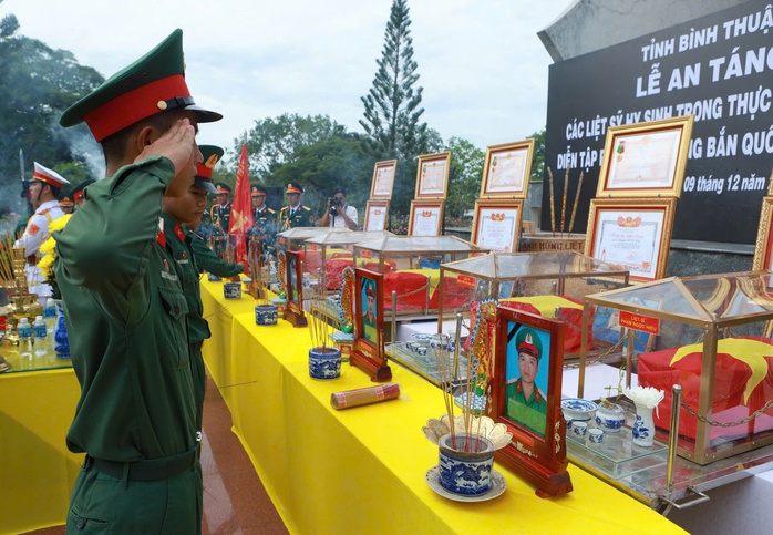 Bình Thuận an táng liệt sĩ hy sinh trong thực hiện nhiệm vụ diễn tập- Ảnh 5. Bình Thuận an táng liệt sĩ hy sinh trong thực hiện nhiệm vụ diễn tập- Ảnh 5.