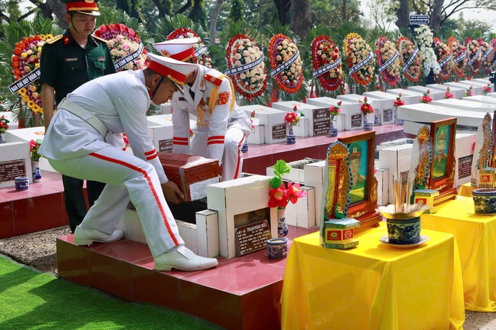 Bình Thuận an táng liệt sĩ hy sinh trong thực hiện nhiệm vụ diễn tập- Ảnh 6. Bình Thuận an táng liệt sĩ hy sinh trong thực hiện nhiệm vụ diễn tập- Ảnh 6.