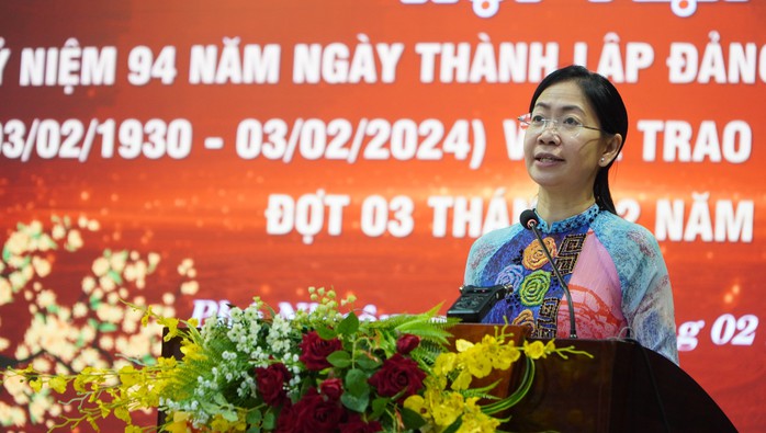 Phú Nhuận trao huy hiệu Đảng cho 100 đảng viên trong dịp 3-2- Ảnh 3. Phú Nhuận trao huy hiệu Đảng cho 100 đảng viên trong dịp 3-2- Ảnh 3.