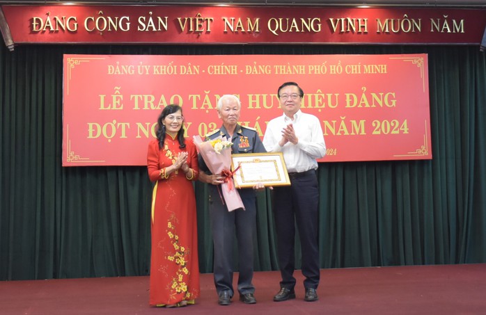 Xác định trách nhiệm với Đảng- Ảnh 1. Xác định trách nhiệm với Đảng- Ảnh 1.