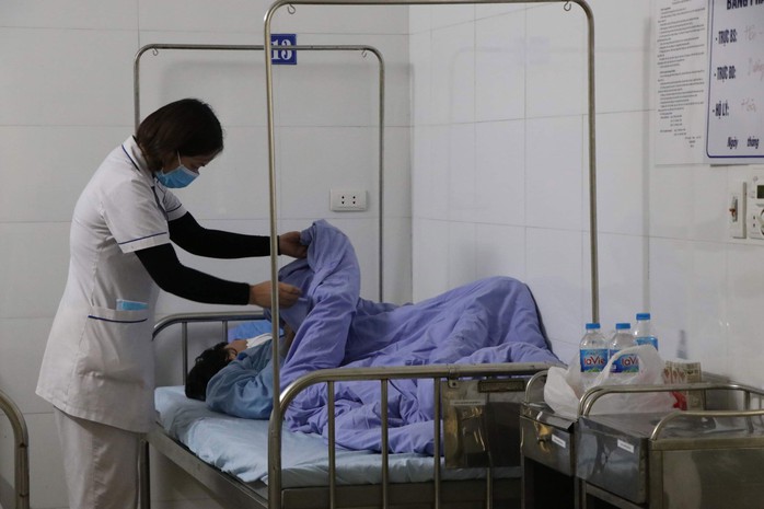 Bác sĩ Bệnh viện 09 thăm khám cho bệnh nhân HIV/AIDS Bác sĩ Bệnh viện 09 thăm khám cho bệnh nhân HIV/AIDS