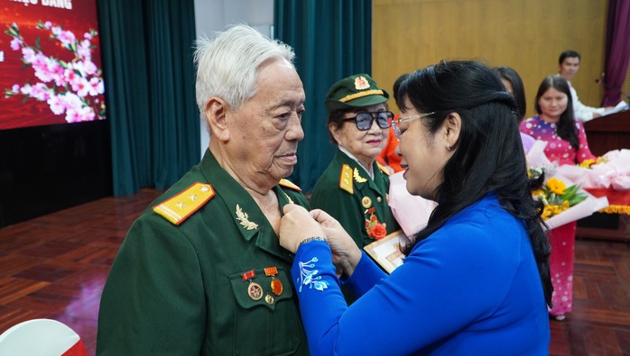 Phú Nhuận trao huy hiệu Đảng cho 100 đảng viên trong dịp 3-2- Ảnh 1. Phú Nhuận trao huy hiệu Đảng cho 100 đảng viên trong dịp 3-2- Ảnh 1.