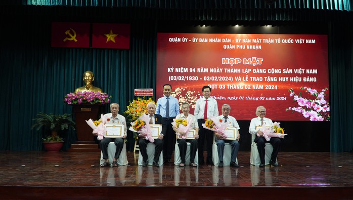 Phú Nhuận trao huy hiệu Đảng cho 100 đảng viên trong dịp 3-2- Ảnh 4. Phú Nhuận trao huy hiệu Đảng cho 100 đảng viên trong dịp 3-2- Ảnh 4.
